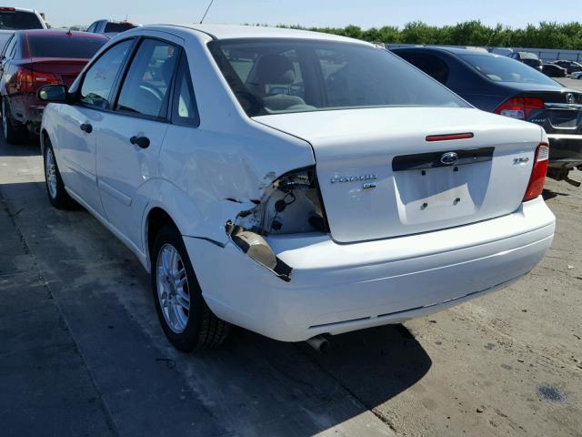 1FAFP34N05W289324 - 2005 FORD FOCUS ZX4 WHITE photo 3