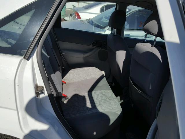 1FAFP34N05W289324 - 2005 FORD FOCUS ZX4 WHITE photo 6