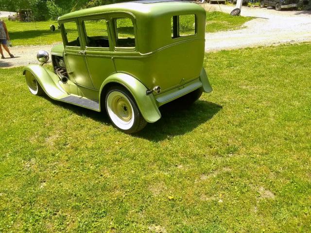 2362998 - 1929 FORD SEDAN GREEN photo 3