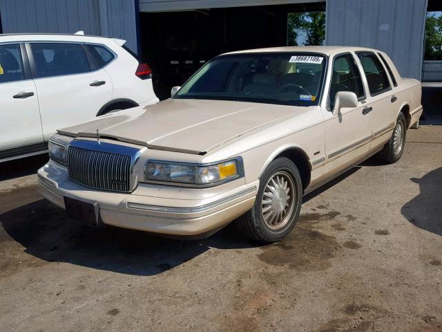 1LNLM83W0TY713790 - 1996 LINCOLN TOWN CAR C CREAM photo 2