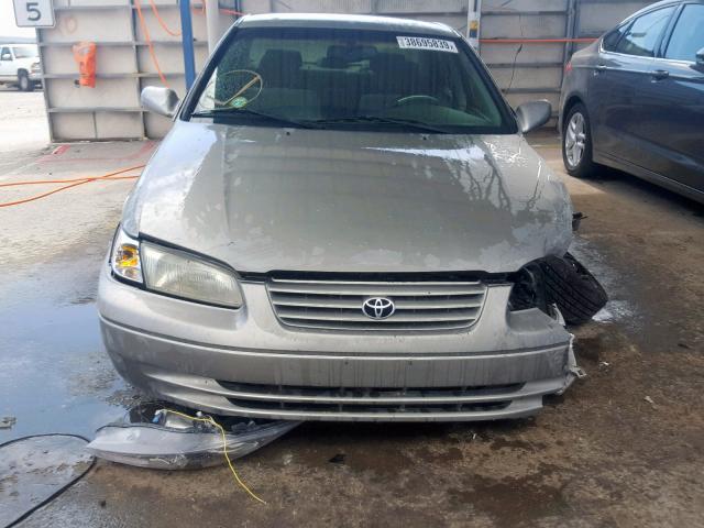 JT2BG22K3W0143377 - 1998 TOYOTA CAMRY CE GRAY photo 10