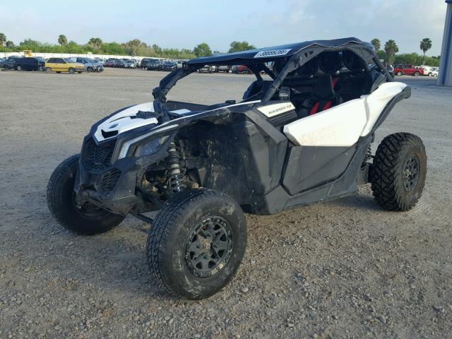 3JBVGAW2XHK000028 - 2017 CAN-AM MAVERICK X TWO TONE photo 2