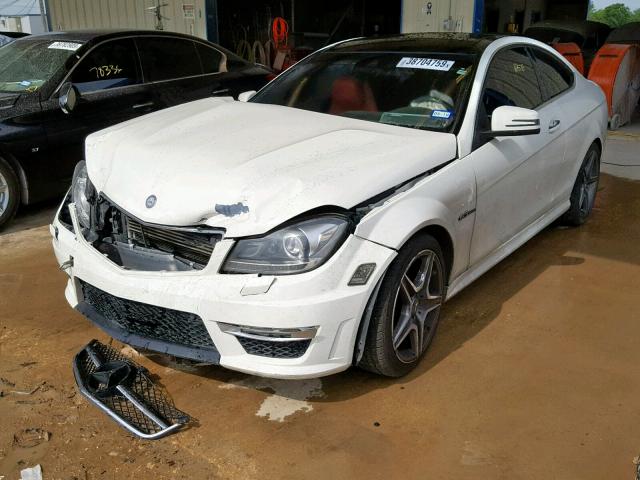 WDDGJ7HB1CF896262 - 2012 MERCEDES-BENZ C 63 AMG WHITE photo 2