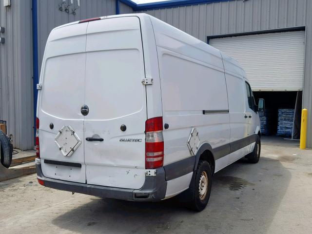 WD3PE8CB4B5575164 - 2011 MERCEDES-BENZ SPRINTER 2 WHITE photo 4