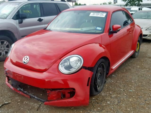 3VWJX7AT5DM679572 - 2013 VOLKSWAGEN BEETLE RED photo 2