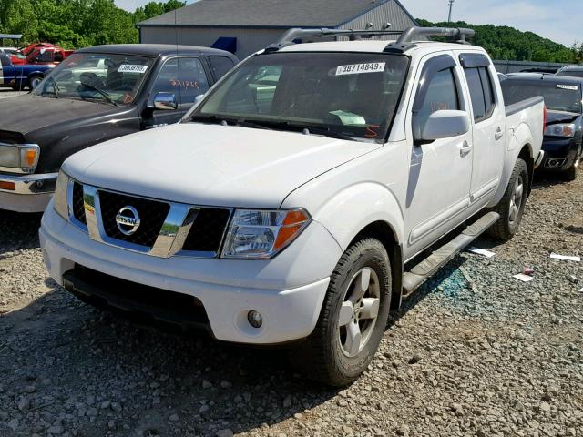 1N6AD07W36C408483 - 2006 NISSAN FRONTIER C WHITE photo 2