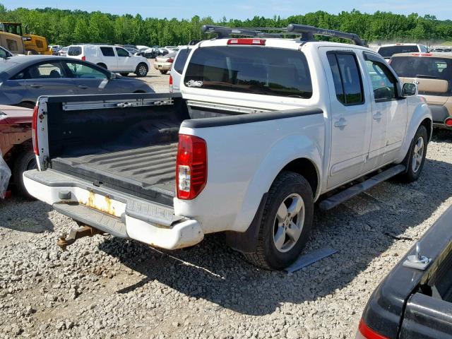 1N6AD07W36C408483 - 2006 NISSAN FRONTIER C WHITE photo 4