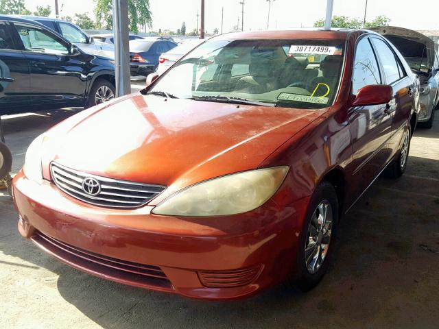 4T1BF32K45U089686 - 2005 TOYOTA CAMRY LE RED photo 2