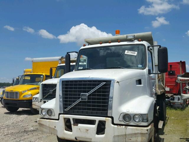 4V5KC9GF02N318477 - 2002 VOLVO VHD WHITE photo 2