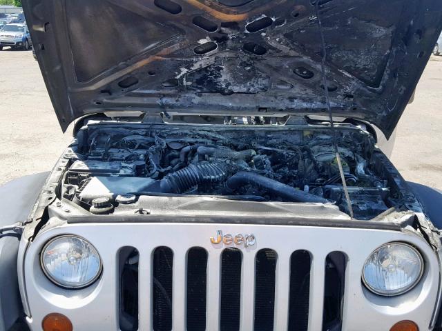 1J4FA241X9L739601 - 2009 JEEP WRANGLER X SILVER photo 7