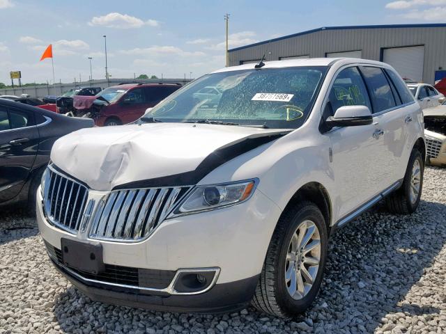 2LMDJ6JK8DBL03047 - 2013 LINCOLN MKX WHITE photo 2