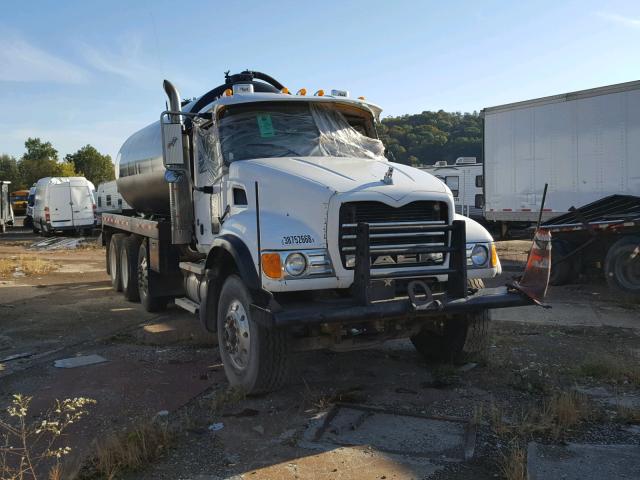 1M2AG10CX2M001163 - 2002 MACK 700 CV700 WHITE photo 1