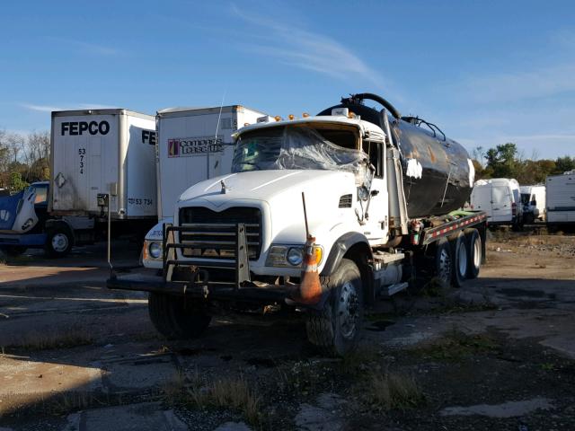 1M2AG10CX2M001163 - 2002 MACK 700 CV700 WHITE photo 2