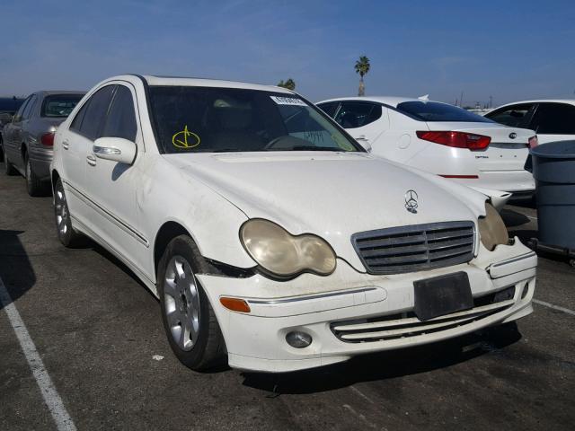 WDBRF61J15F586260 - 2005 MERCEDES-BENZ C 240 WHITE photo 1