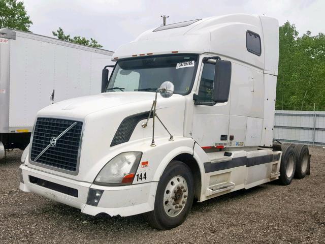 4V4NC9THX6N393878 - 2006 VOLVO VN VNL WHITE photo 2