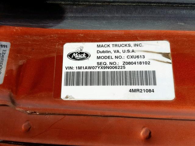 1M1AW07YX9N006225 - 2009 MACK 600 CXU600 ORANGE photo 10