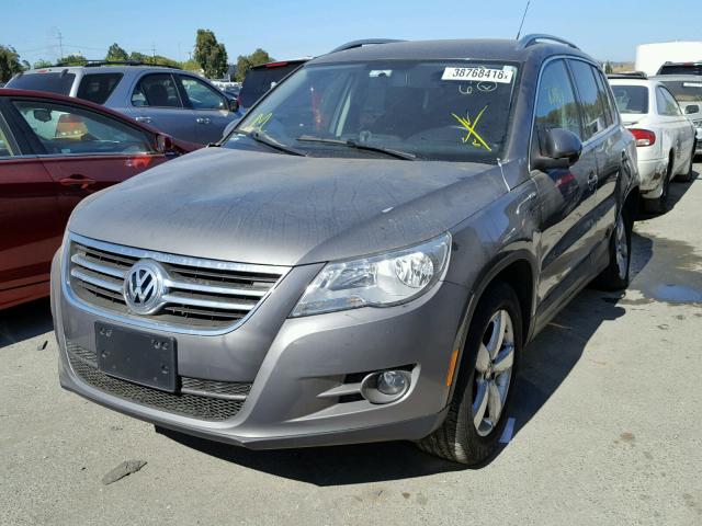 WVGBV7AX8AW526787 - 2010 VOLKSWAGEN TIGUAN SE GRAY photo 2