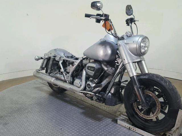 1HD1FBC10JB608818 - 2018 HARLEY-DAVIDSON FLHR ROAD SILVER photo 2