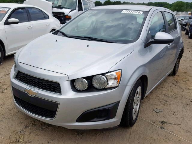 1G1JA6SH7D4127956 - 2013 CHEVROLET SONIC LS 银色 照片 2