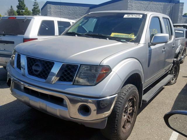 1N6AD07U65C437294 - 2005 NISSAN FRONTIER C SILVER photo 2