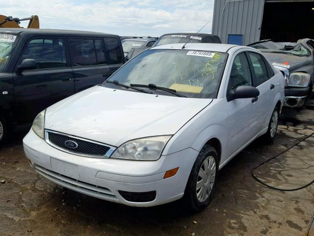 1FAFP34N85W120040 - 2005 FORD FOCUS ZX4 WHITE photo 2