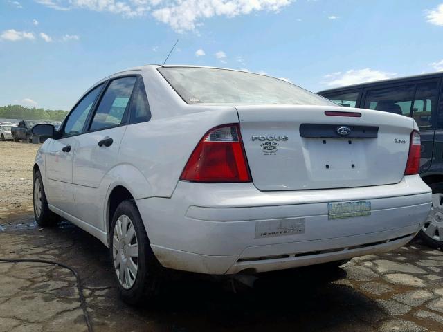 1FAFP34N85W120040 - 2005 FORD FOCUS ZX4 WHITE photo 3