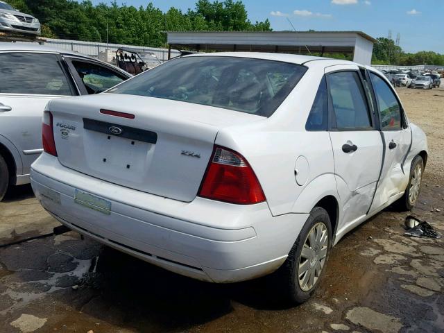 1FAFP34N85W120040 - 2005 FORD FOCUS ZX4 WHITE photo 4