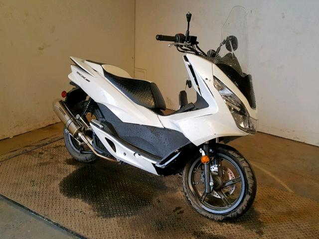 RLHKF1801HY201372 - 2017 HONDA PCX 150 WHITE photo 1