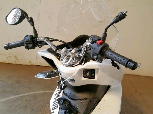 RLHKF1801HY201372 - 2017 HONDA PCX 150 WHITE photo 5