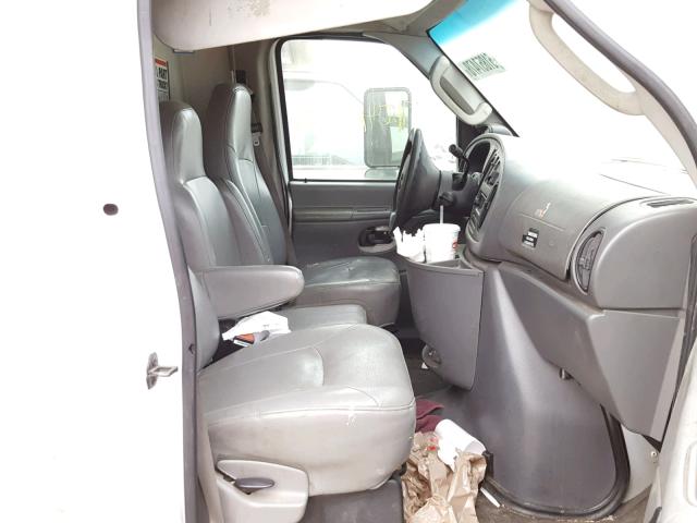 1FDXE45S36HA86086 - 2006 FORD BOX TRUCK WHITE photo 5