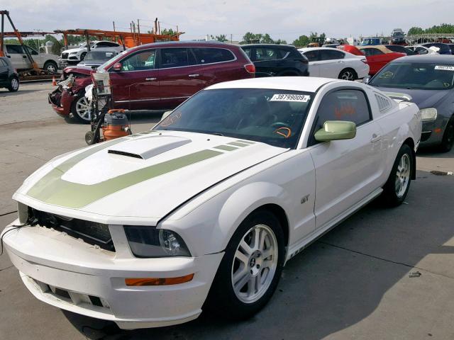 1ZVHT82H385132564 - 2008 FORD MUSTANG GT WHITE photo 2