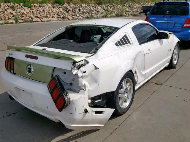 1ZVHT82H385132564 - 2008 FORD MUSTANG GT WHITE photo 4