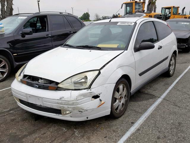 3FAFP31322R139913 - 2002 FORD FOCUS ZX3 WHITE photo 2