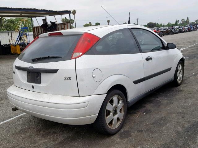 3FAFP31322R139913 - 2002 FORD FOCUS ZX3 WHITE photo 4