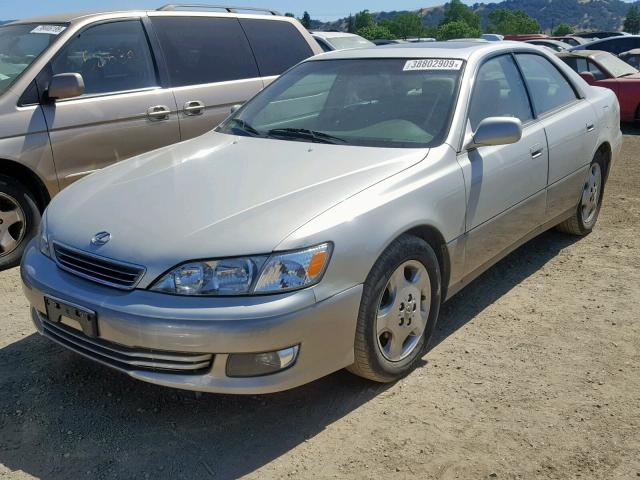 JT8BF28G910318171 - 2001 LEXUS ES 300 SILVER photo 2