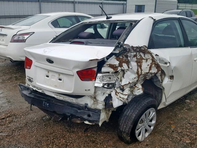 KNAFU4A28D5696408 - 2013 KIA FORTE EX WHITE photo 9