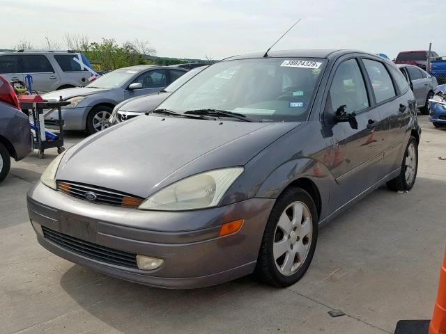 3FAFP37372R140496 - 2002 FORD FOCUS ZX5 GRAY photo 2