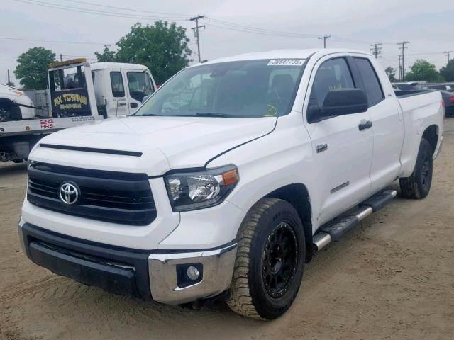 5TFRY5F16JX231314 - 2018 TOYOTA TUNDRA DOU WHITE photo 2