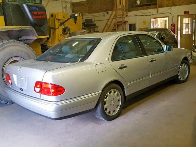 WDBJF55F8VA434311 - 1997 MERCEDES-BENZ E 320 SILVER photo 4