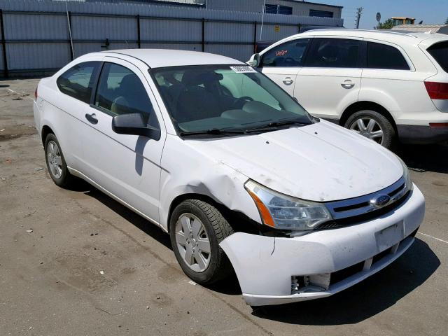 1FAHP32N68W102913 - 2008 FORD FOCUS S/SE WHITE photo 1