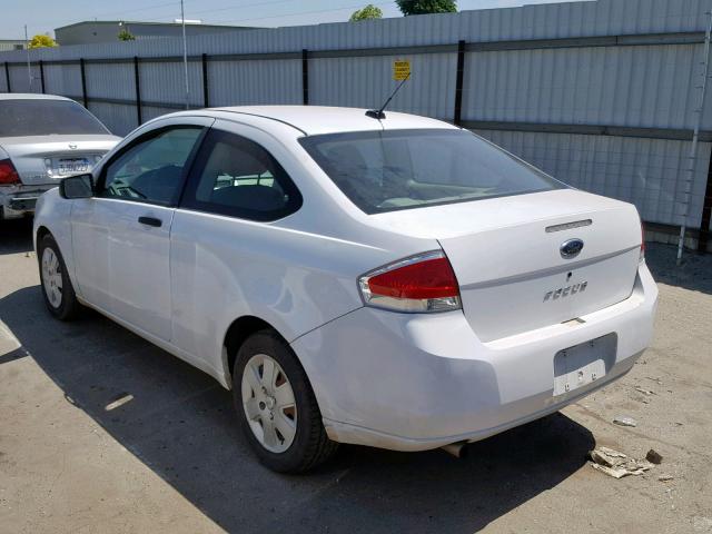 1FAHP32N68W102913 - 2008 FORD FOCUS S/SE WHITE photo 3