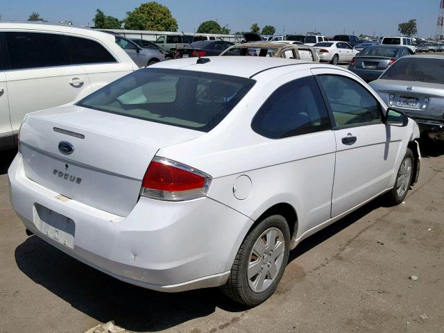 1FAHP32N68W102913 - 2008 FORD FOCUS S/SE WHITE photo 4