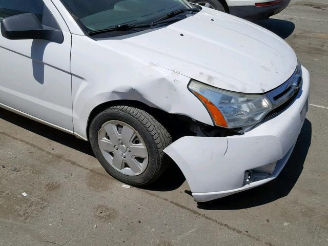 1FAHP32N68W102913 - 2008 FORD FOCUS S/SE WHITE photo 9