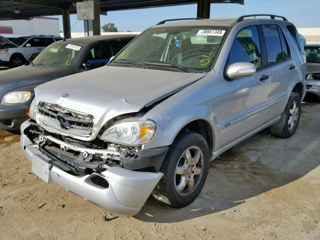 4JGAB57E54A499726 - 2004 MERCEDES-BENZ ML 350 SILVER photo 2