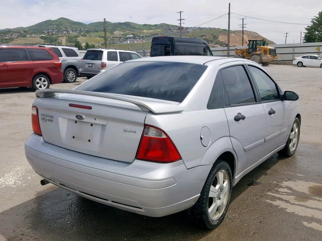 1FAFP34N05W193984 - 2005 FORD FOCUS ZX4 SILVER photo 4