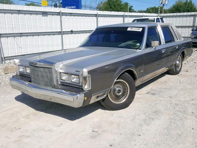 1LNBM83F7JY672499 - 1988 LINCOLN TOWN CAR C SILVER photo 2