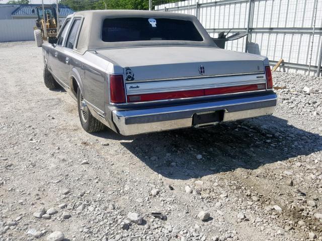 1LNBM83F7JY672499 - 1988 LINCOLN TOWN CAR C SILVER photo 3