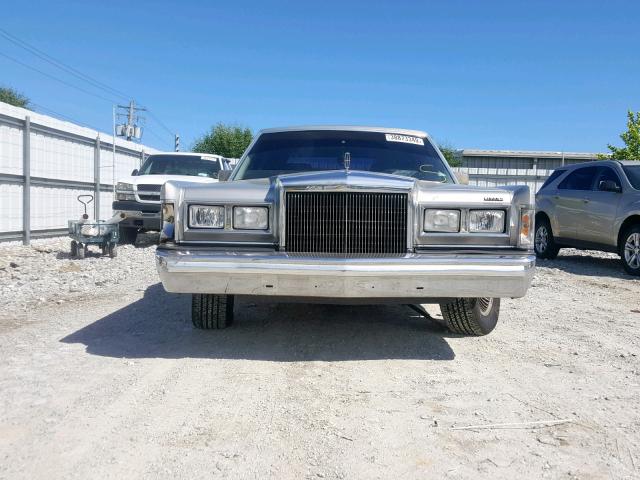 1LNBM83F7JY672499 - 1988 LINCOLN TOWN CAR C SILVER photo 9