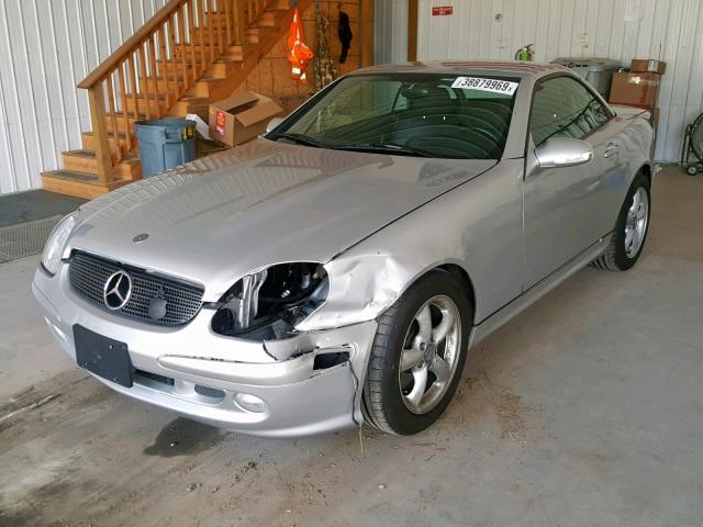 WDBKK65F51F223425 - 2001 MERCEDES-BENZ SLK 320 SILVER photo 2