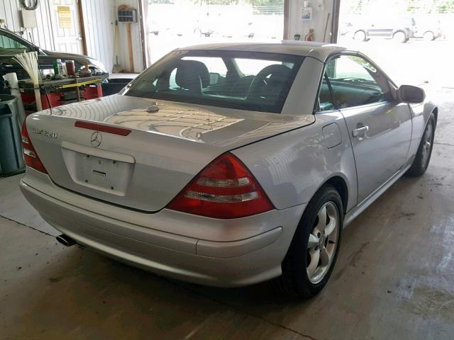 WDBKK65F51F223425 - 2001 MERCEDES-BENZ SLK 320 SILVER photo 4